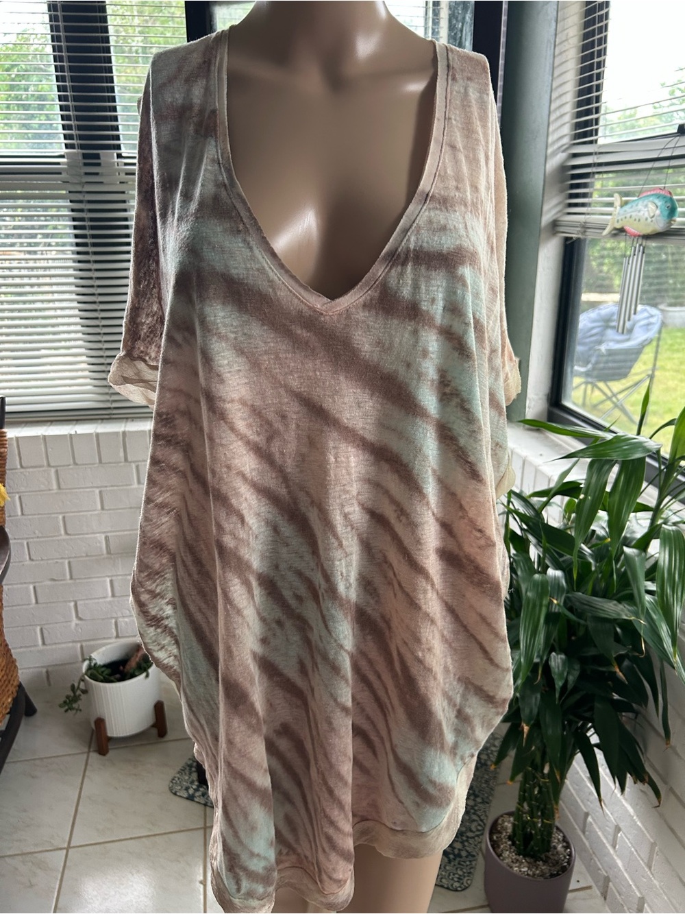 Mezon Tie-Dye V-Neck Short Sleeve Top in Mauve and Mint